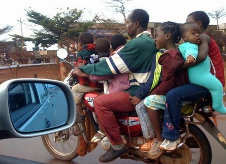 13 Potret naik motor sekeluarga ini bikin ngelus dada