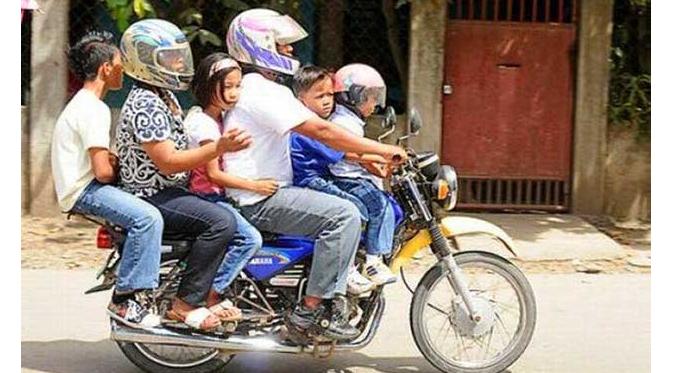 13 Potret naik motor sekeluarga ini bikin ngelus dada