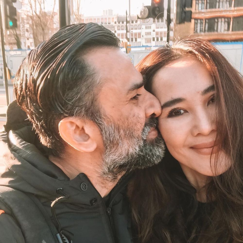 10 Foto harmonis keluarga Jeremy Thomas, hampir 25 tahun menikah