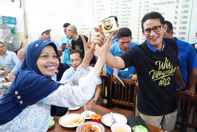 13 Potret akrab Sandiaga Uno bareng emak-emak saat blusukan 