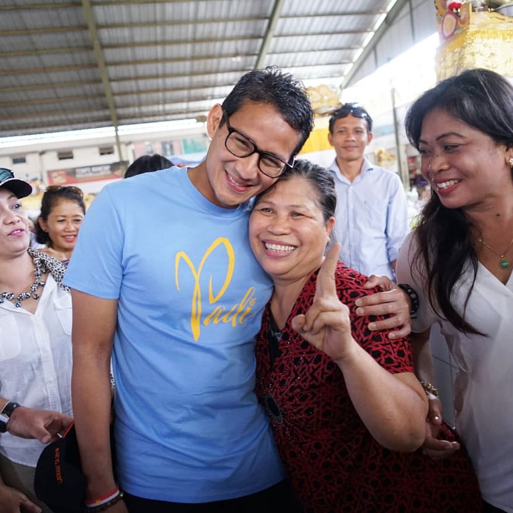 13 Potret akrab Sandiaga Uno bareng emak-emak saat blusukan 