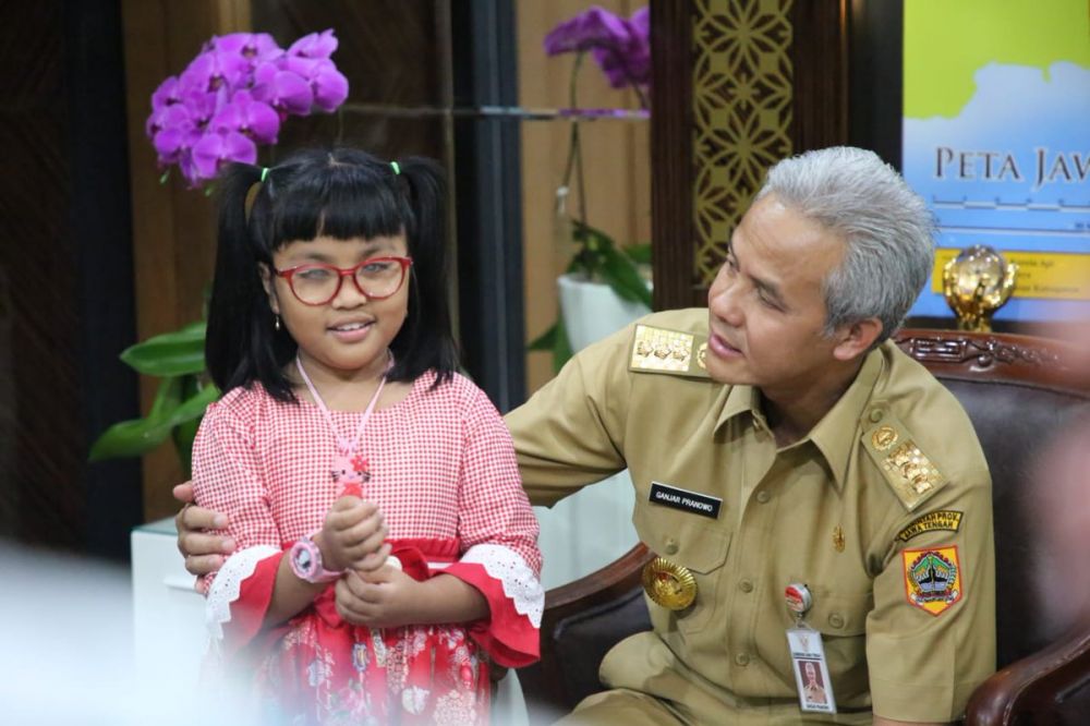 10 Momen Carisa bertemu Ganjar Pranowo, dapat hadiah biola