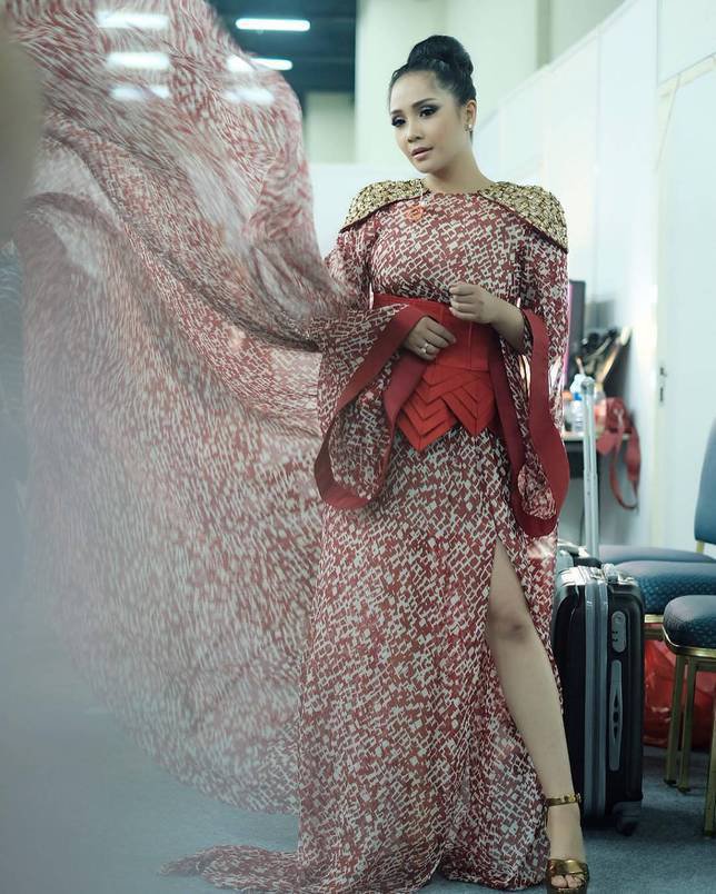 Jarang tampil seksi, ini 8 gaya seleb pakai gaun belahan tinggi