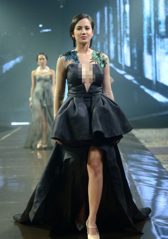 Jarang tampil seksi, ini 8 gaya seleb pakai gaun belahan tinggi