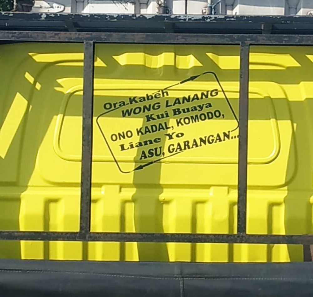 12 Stiker lucu di mobil ini bikin para istri senyum kemenangan