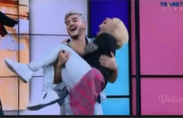 10 Momen kemesraan Evelin Nada Anjani dan Isa Khan, bikin baper