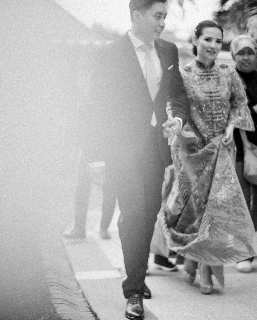 13 Momen tunangan & seserahan Edric Tjandra, romantis abis