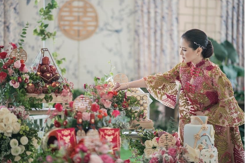 13 Momen tunangan & seserahan Edric Tjandra, romantis abis