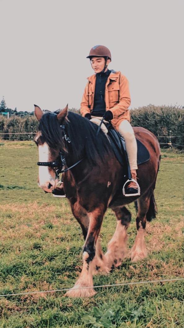 10 Gaya liburan Isa Khan yang dekat dengan Evelyn, kece & macho