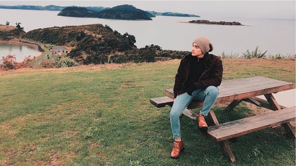 10 Gaya liburan Isa Khan yang dekat dengan Evelyn, kece & macho