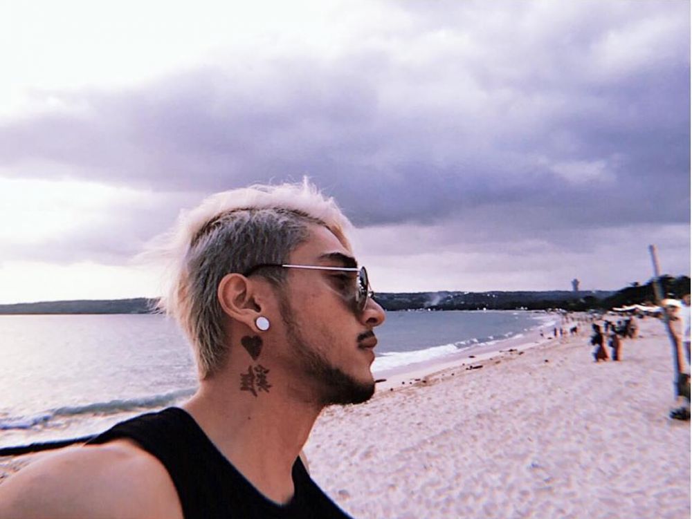 10 Gaya liburan Isa Khan yang dekat dengan Evelyn, kece & macho