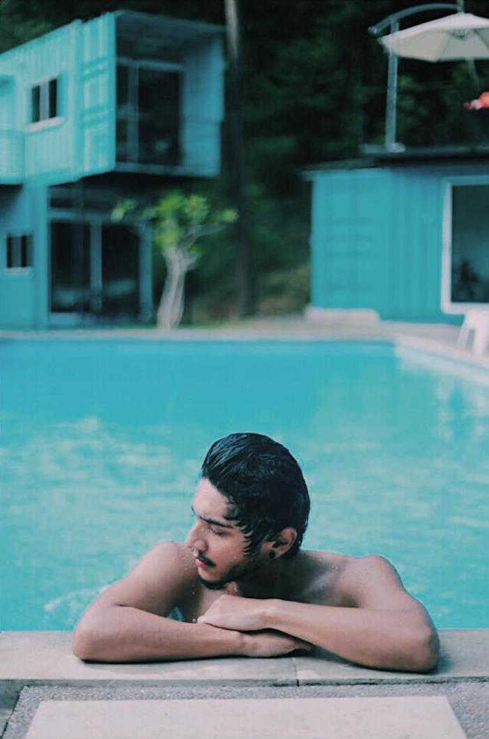 10 Gaya liburan Isa Khan yang dekat dengan Evelyn, kece & macho