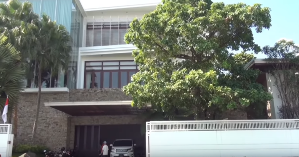 6 Penampakan rumah mewah Momo Geisha di Malang, ada liftnya