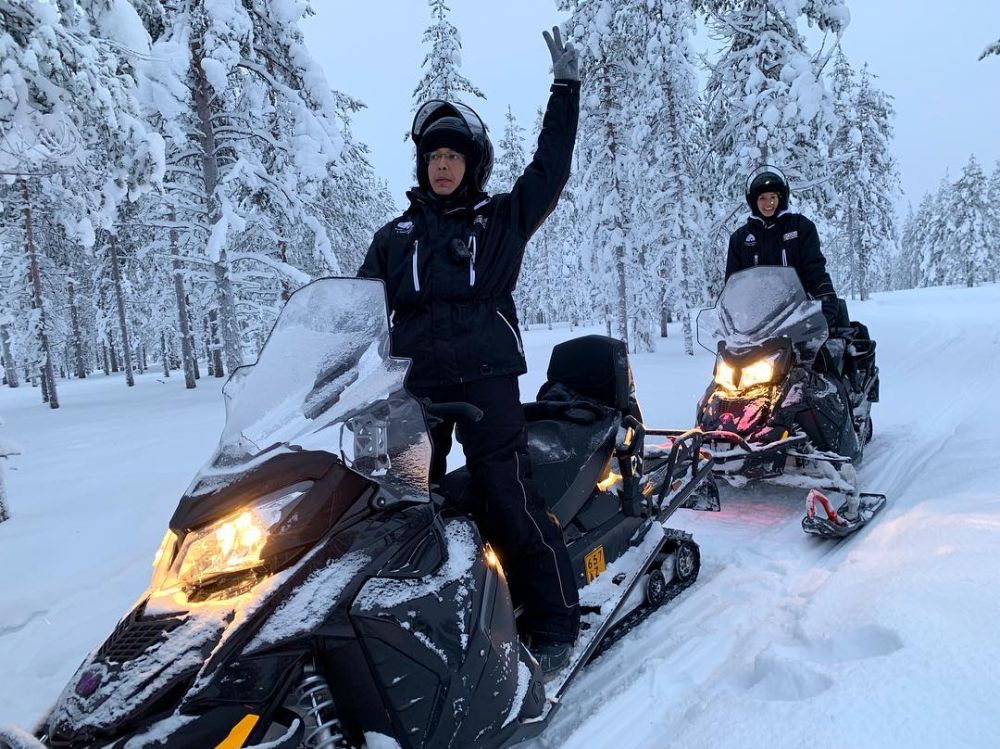10 Foto liburan Dimas Anggara & Nadine di Finlandia, rasakan igloo
