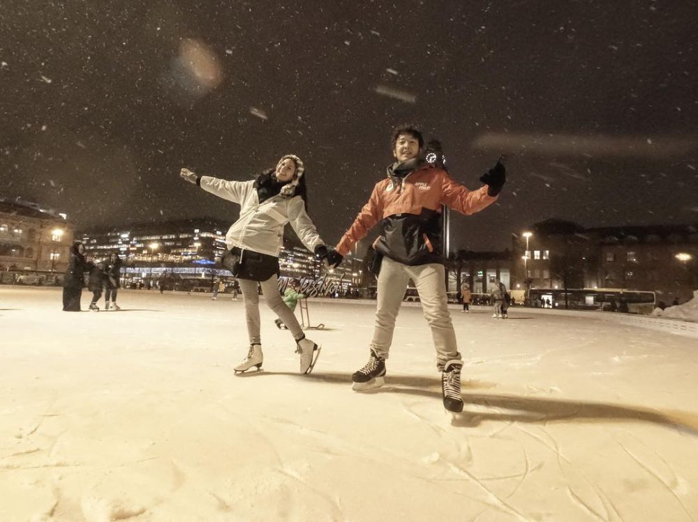 10 Foto liburan Dimas Anggara & Nadine di Finlandia, rasakan igloo