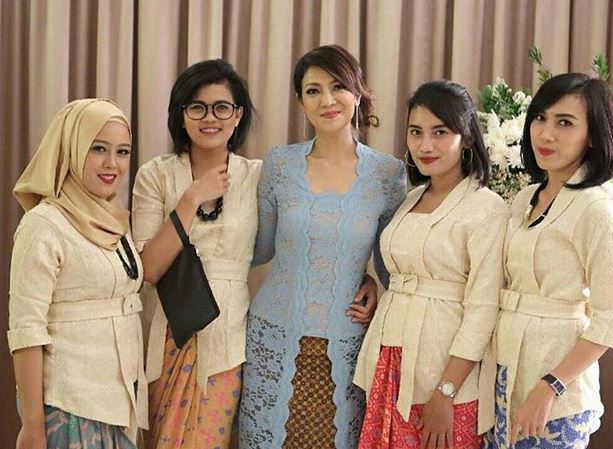 9 Potret terbaru Ira Koesno, moderator debat capres 2019