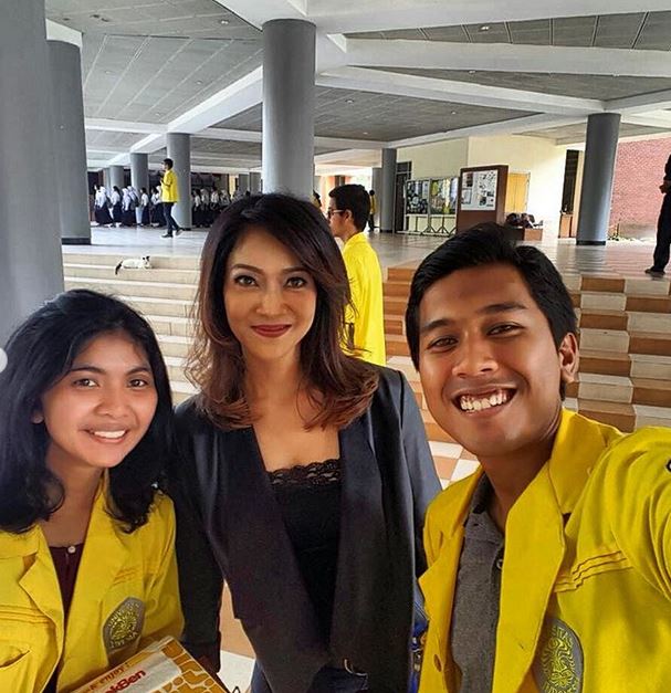 9 Potret terbaru Ira Koesno, moderator debat capres 2019