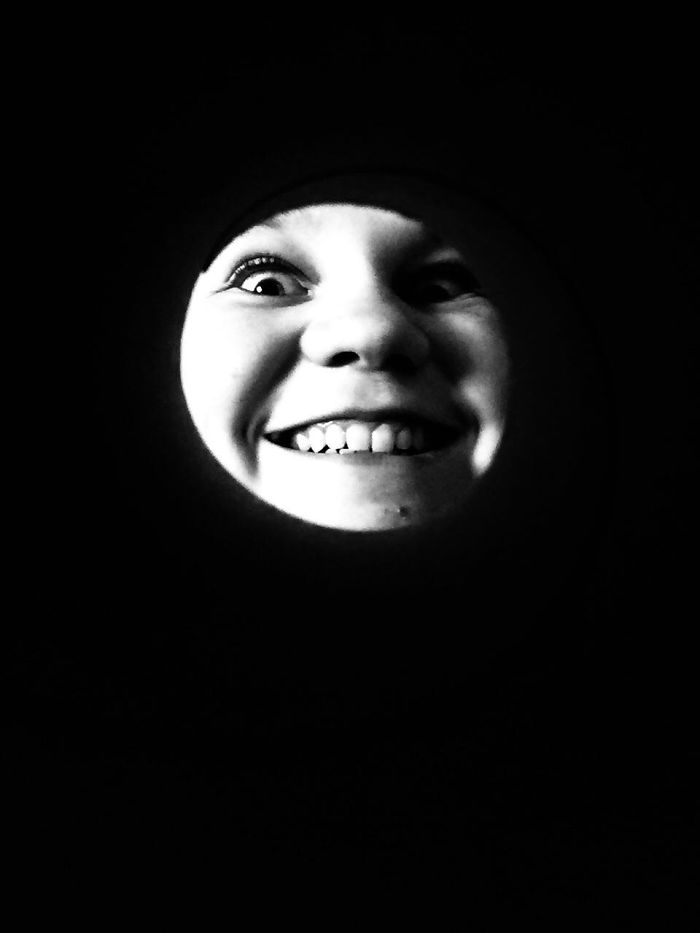 Cuma pakai roll tisu toilet, 10 selfie ini mirip 'wajah di bulan'