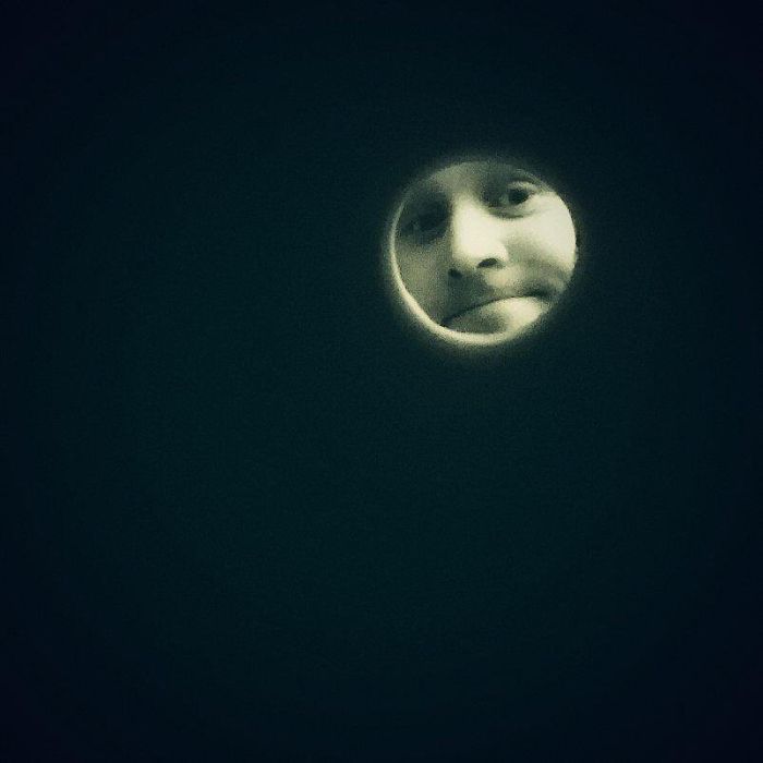 Cuma pakai roll tisu toilet, 10 selfie ini mirip 'wajah di bulan'