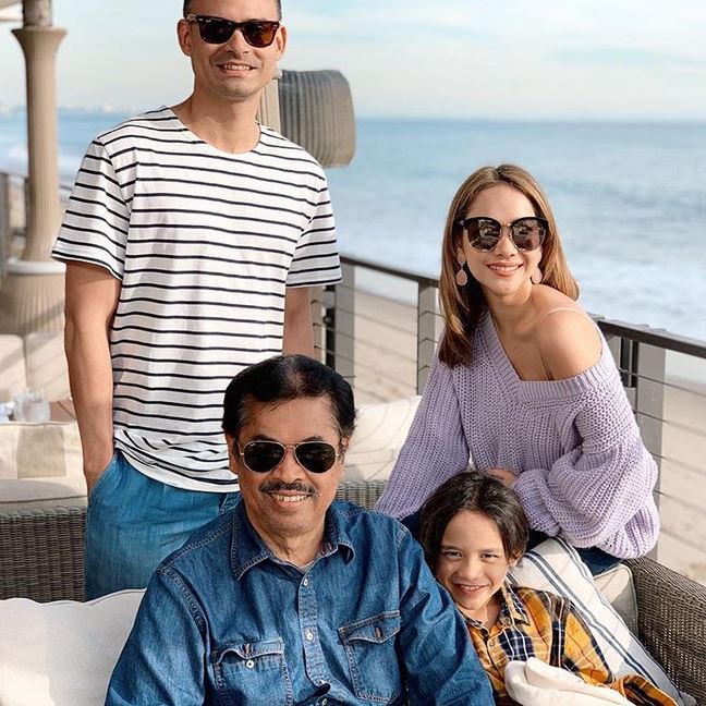 8 Potret seleb pakai baju gombrong, tetap memesona