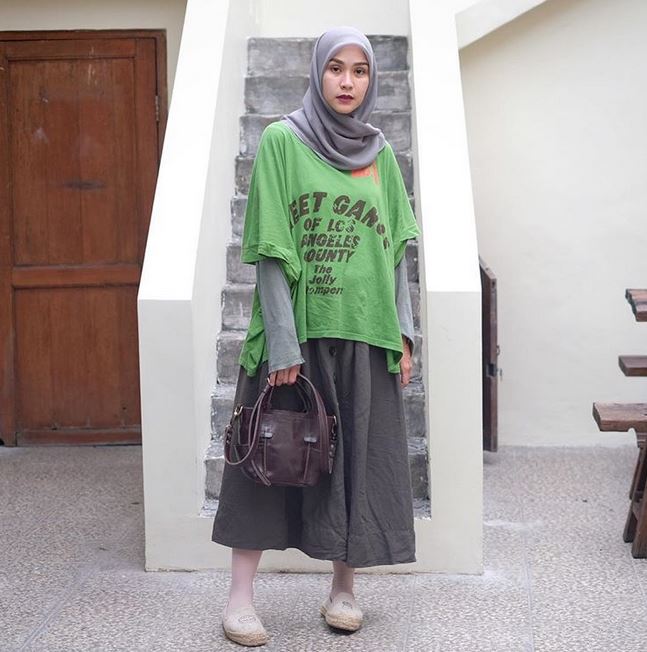 8 Potret seleb pakai baju gombrong, tetap memesona