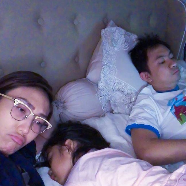 10 Momen Ayu Dewi sekeluarga di atas kasur, sering curi foto