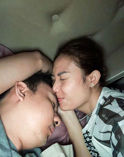 10 Momen Ayu Dewi sekeluarga di atas kasur, sering curi foto