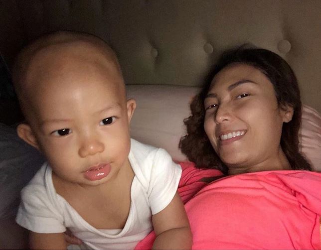 10 Momen Ayu Dewi sekeluarga di atas kasur, sering curi foto