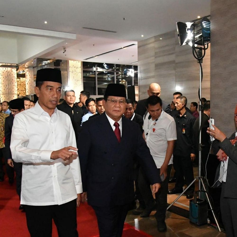 8 Momen kedekatan Jokowi-Prabowo di balik layar debat capres