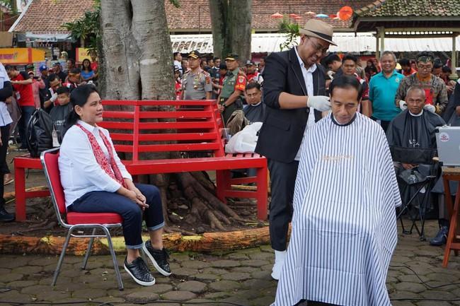 6 Momen Jokowi cukur masal bareng menteri, ditemani Iriana