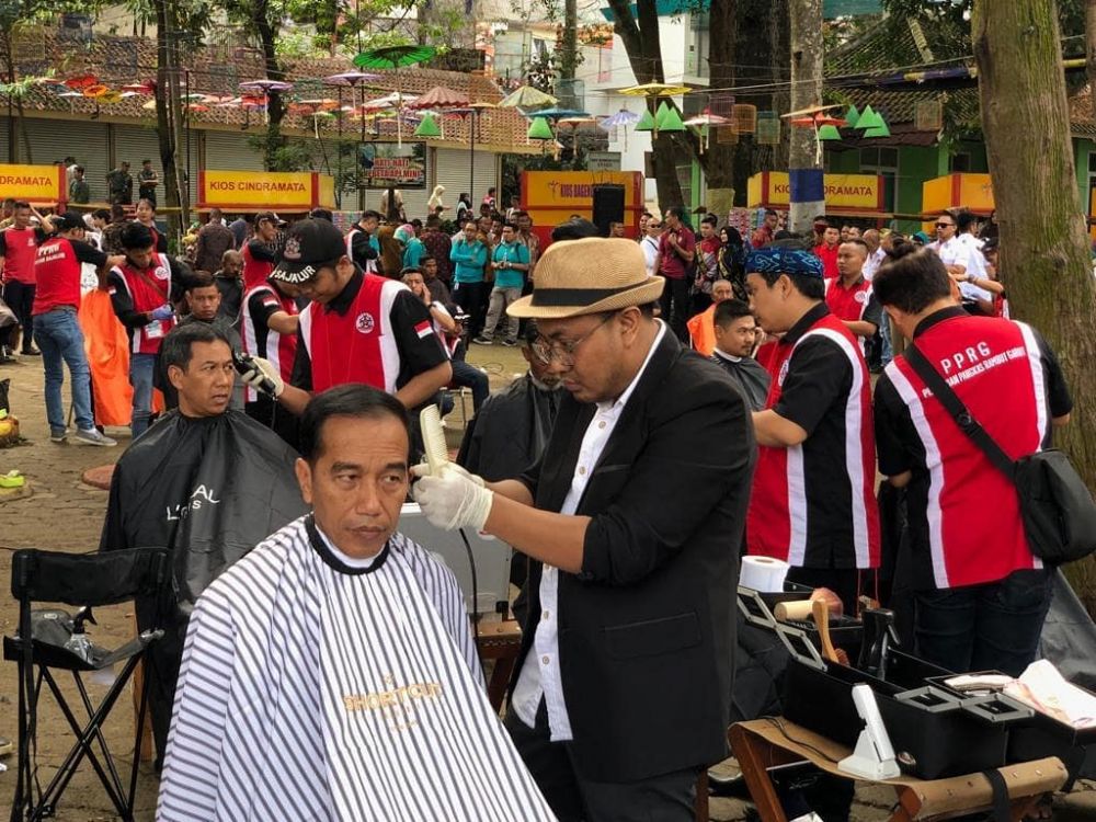 6 Momen Jokowi cukur masal bareng menteri, ditemani Iriana