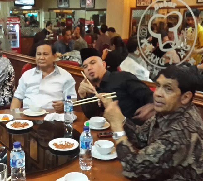 10 Potret kedekatan Ahmad Dhani & Prabowo, bukti kader militan