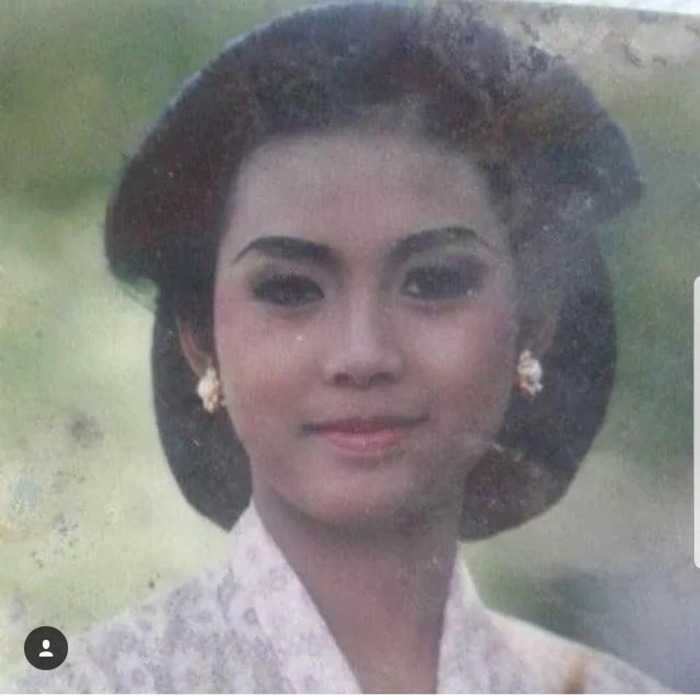 10 Dandanan jadul Soimah, dari anggun hingga nyentrik