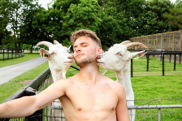 10 Foto telanjang dada petani bersama ternak ini lucu banget
