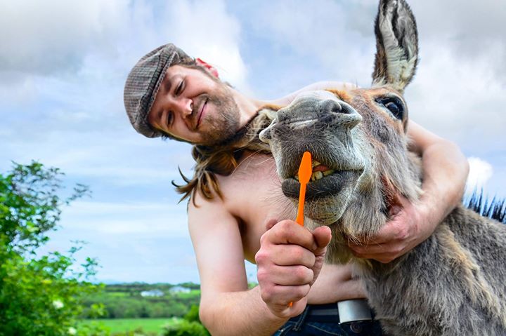 10 Foto telanjang dada petani bersama ternak ini lucu banget