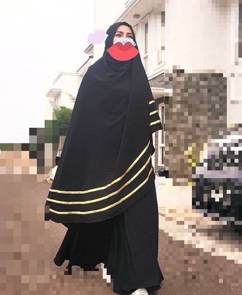 10 Inspirasi gaya Cinta Penelope kenakan gamis dan hijab syar'i