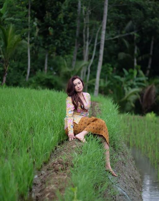 7 Foto Nafa Urbach main ke sawah & mandi di kali, bak gadis desa