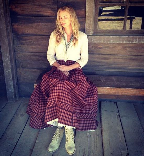 12 Potret Charlize Theron, 'musuh' Angelina kini pacar Brad Pitt