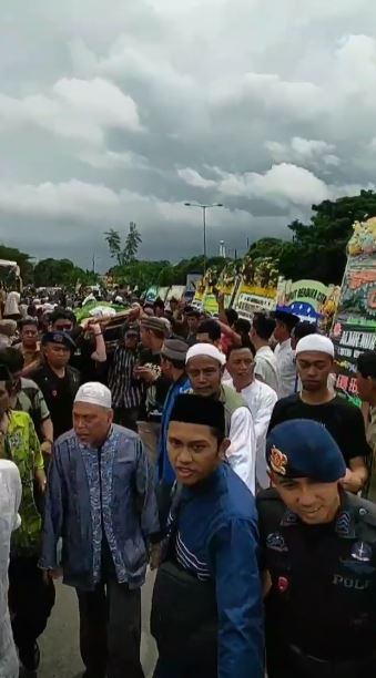 Momen pemakaman Istri Ustaz Maulana, penuh haru