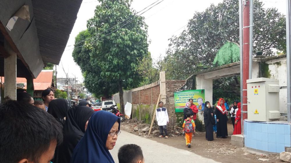 Momen pemakaman Istri Ustaz Maulana, penuh haru