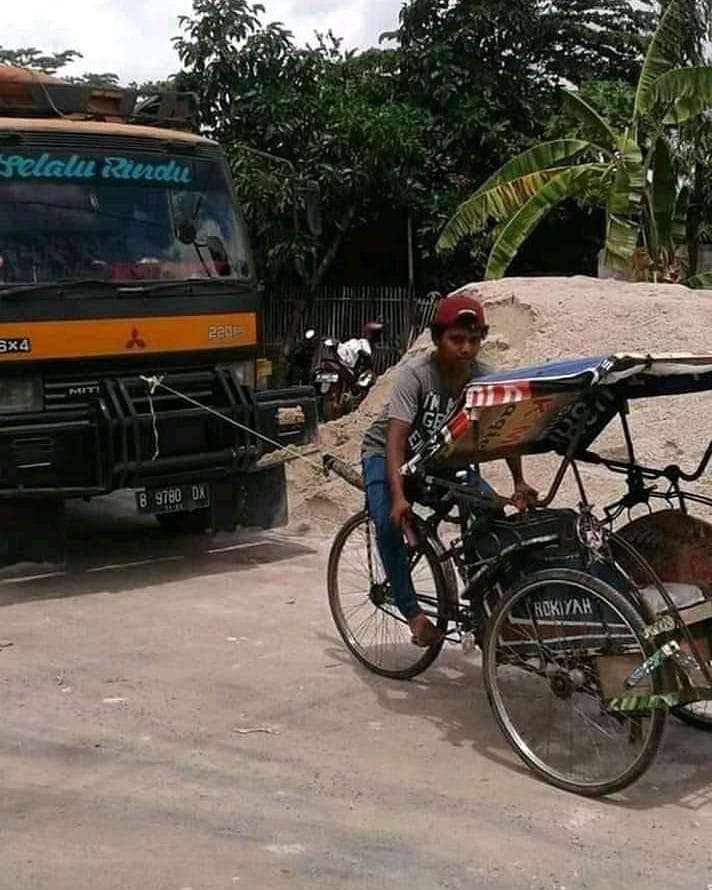 15 Foto lucu aktivitas terbalik ini absurd abis