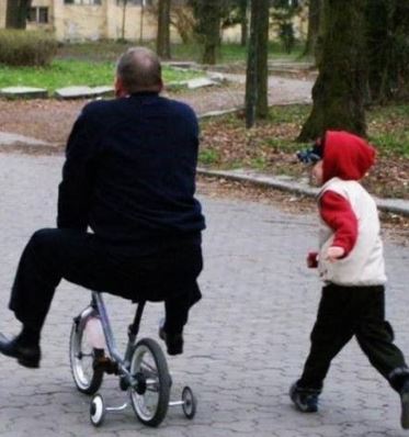 15 Foto lucu aktivitas terbalik ini absurd abis