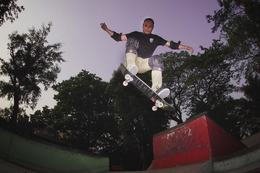 10 Potret Randy Pangalila saat main skateboard, keren maksimal