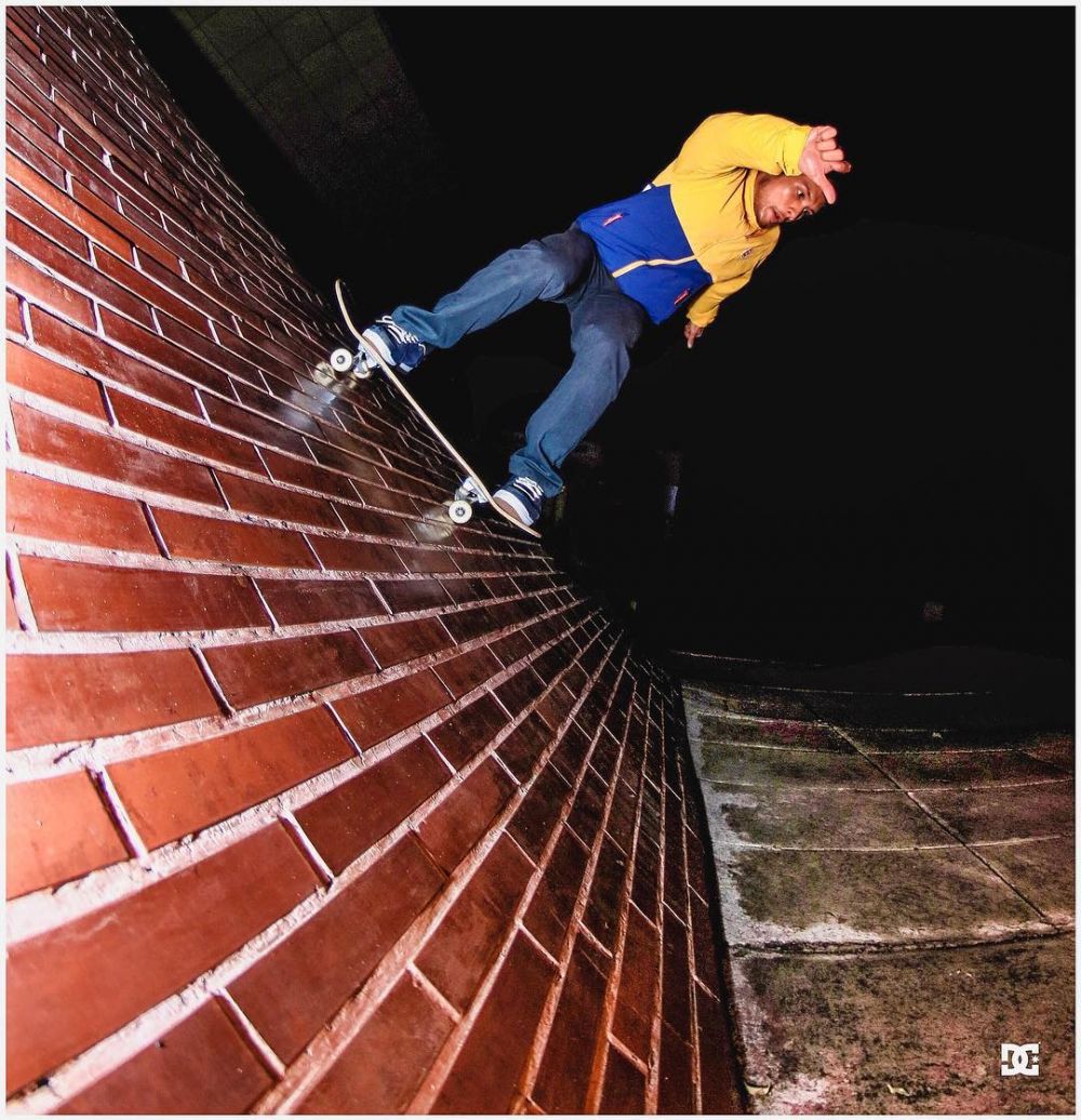 10 Potret Randy Pangalila saat main skateboard, keren maksimal