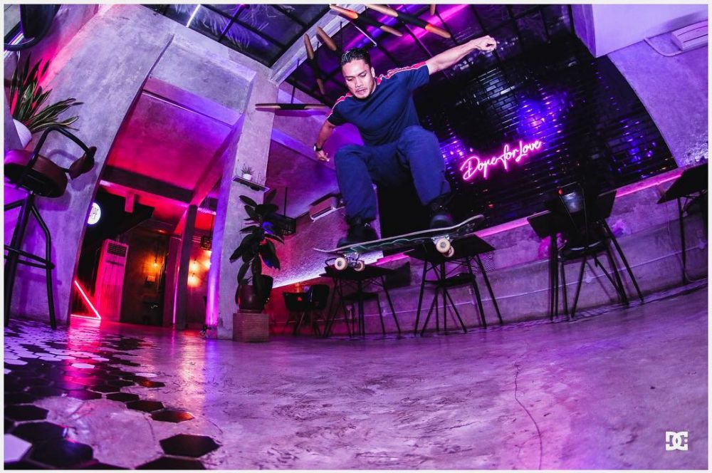 10 Potret Randy Pangalila saat main skateboard, keren maksimal