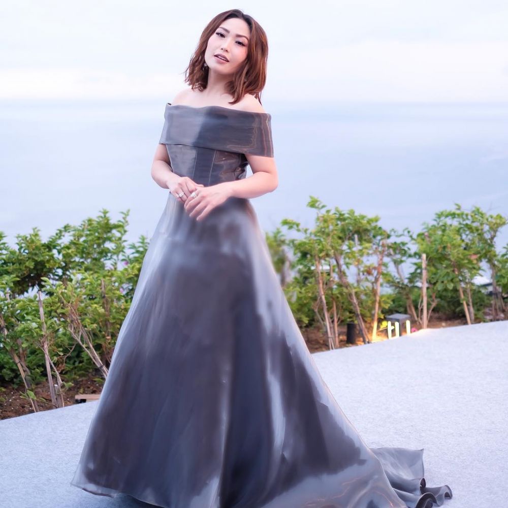 10 Pesona Ayu Dewi pakai gaun mewah, bak putri kerajaan gitu deh