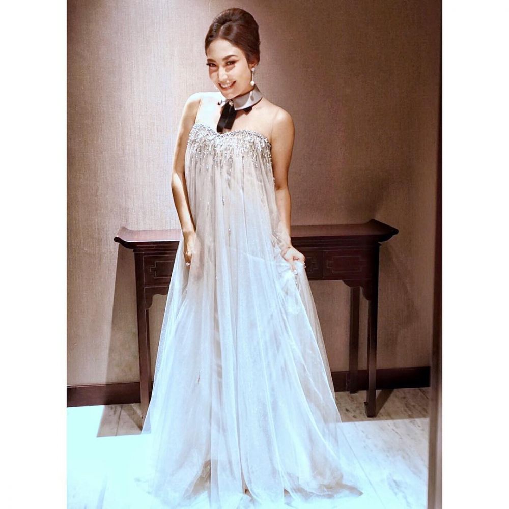 10 Pesona Ayu Dewi pakai gaun mewah, bak putri kerajaan gitu deh