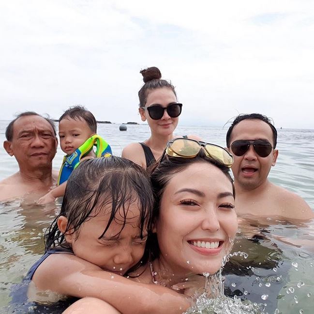8 Momen liburan Ayu Dewi dan Luna Maya di Bali, seru abis