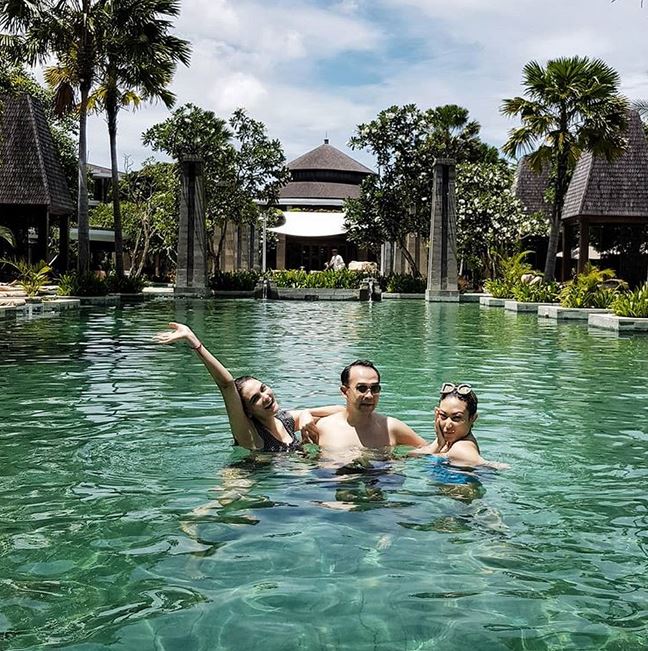 8 Momen liburan Ayu Dewi dan Luna Maya di Bali, seru abis