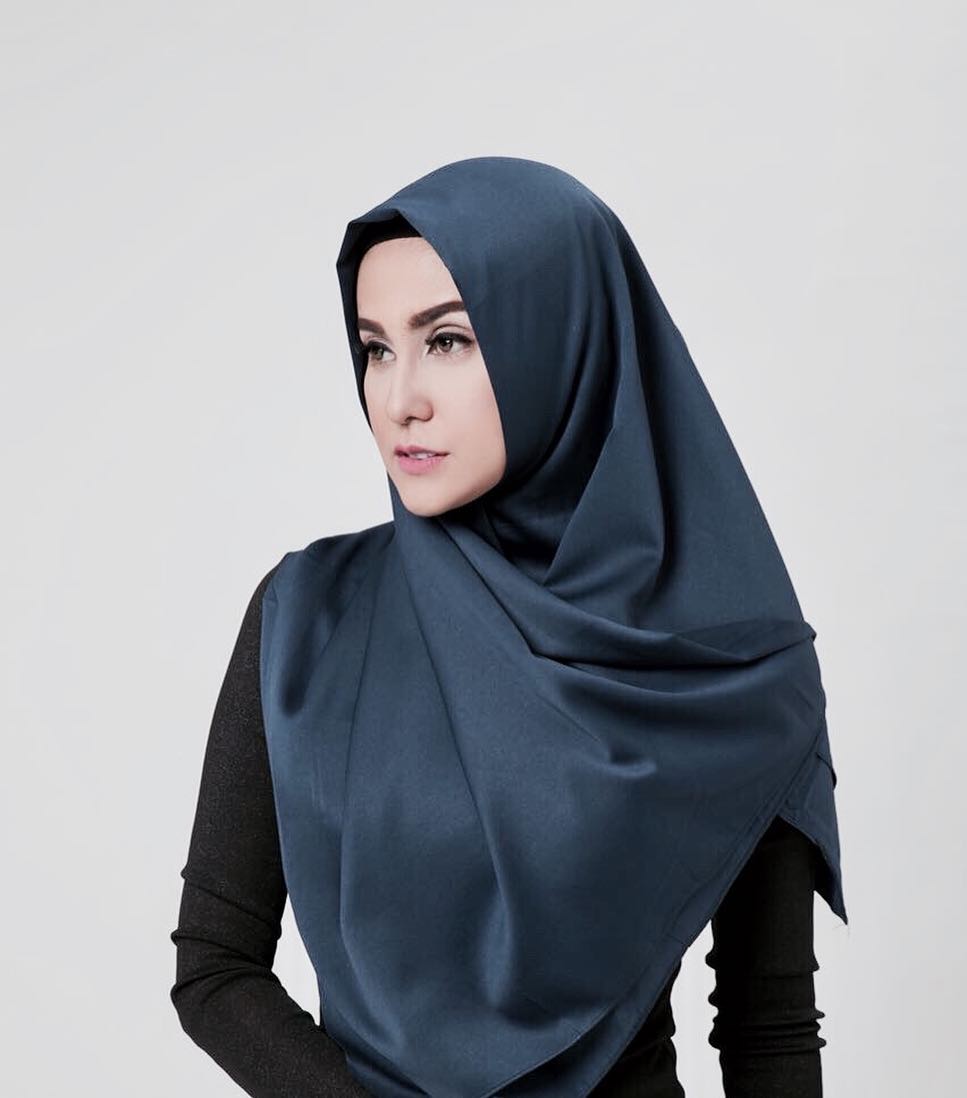 8 Gaya hijab Vicy Melanie kekasih Kevin Aprilio, bikin hati adem